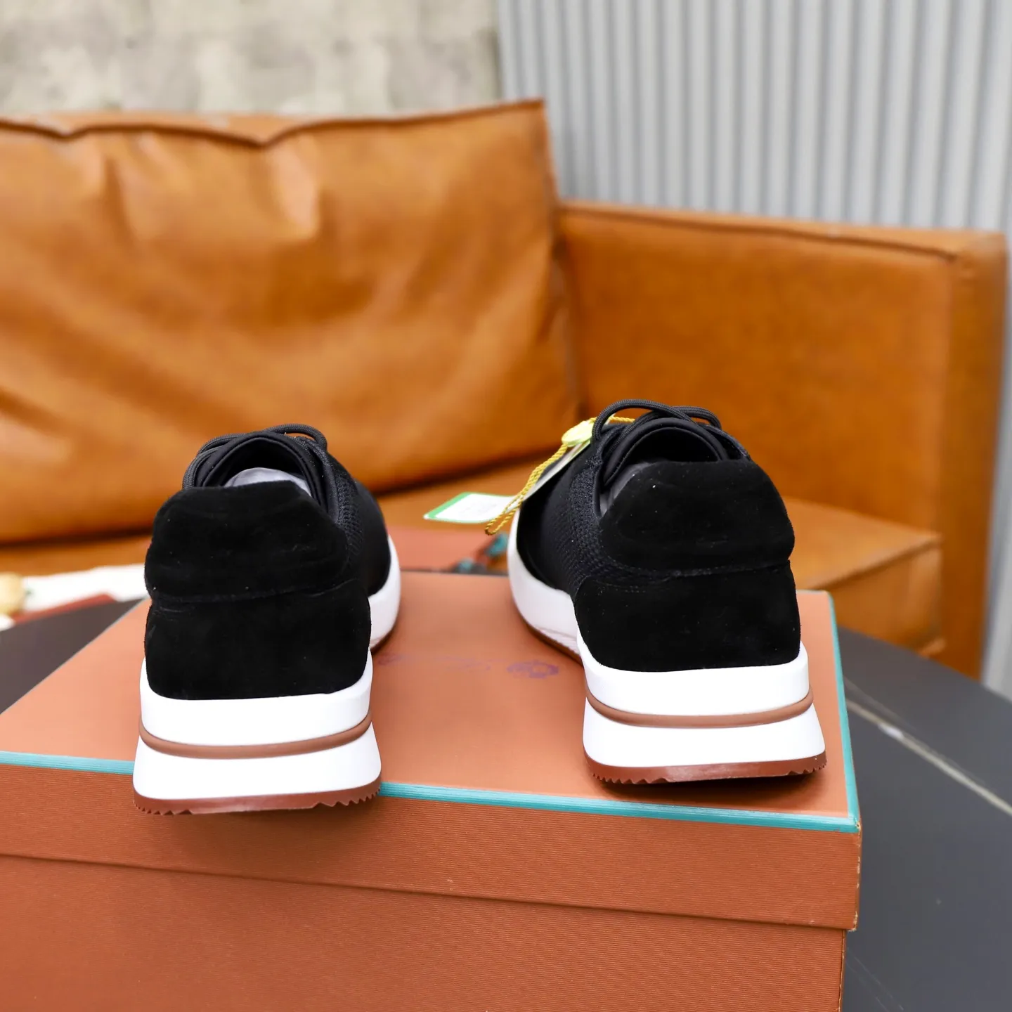 Ex-factory price: 560💰Loro Piana Tennis Walk men’s moral training sneakers! These new textured leather tennis shoes feature an ultra-low-top design for year-round wear and are water-resistant. The wrapped sole creates an effortlessly attractive color combination that harmoniously blends functionality with understated style. The ideal footwear option for urban dressing. The heel is decorated with a soft calfskin tongue with Kummel color inserts and an embossed LP logo. Cotton shoelaces. Material: Upper: Gray woven stitching with cowhide accents! Sole: Rubber lining: Cow leather original rubber sole, excellent foot comfort, complete package! Size: 38-39-40-41-42-43-44 leather shoe size (4546 can be customized)